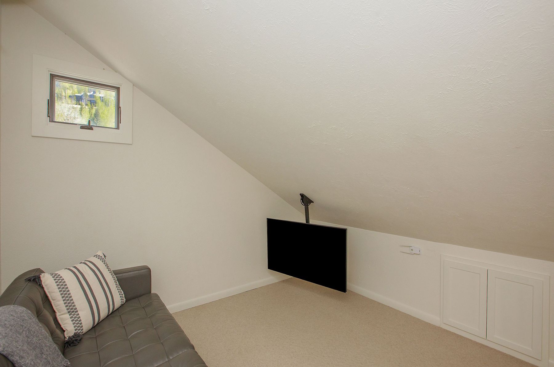 Upper loft with daybed overlooking the great room