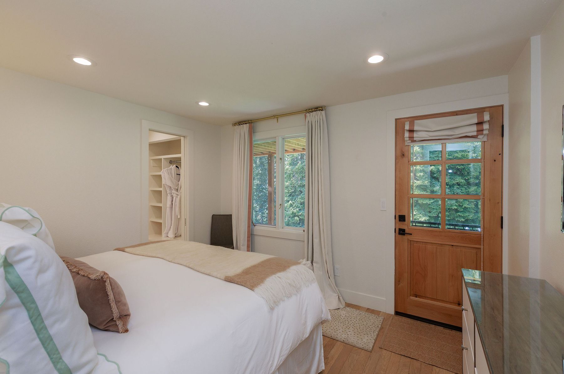 King guest suite with walk-in shower bath